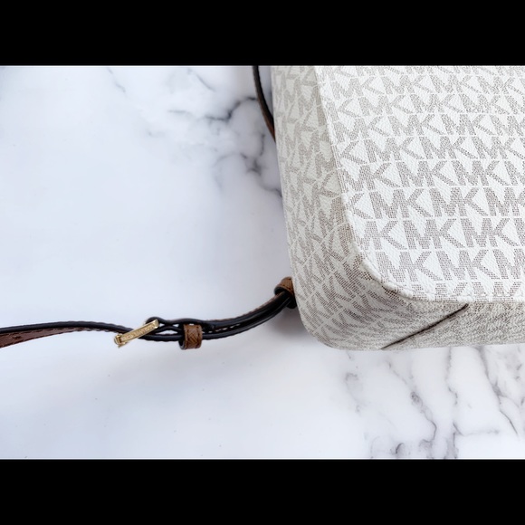 👜💕-NWT Michael Kors Large Messenger Camera Bag - Picture 6 of 7